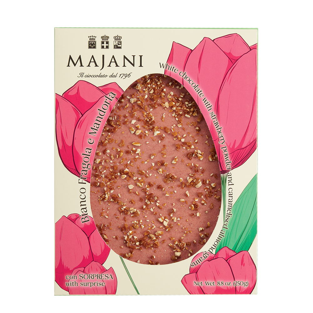 Uovo piatto bianco fragole e mandorle